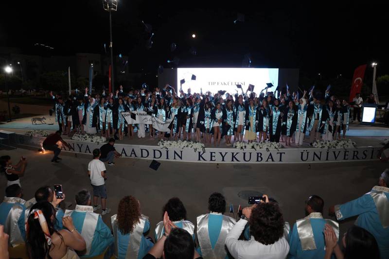 Fakültemizde Mezuniyet Coşkusu